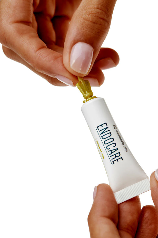 ENDOCARE ESSENTIAL koncentratas 7×1 ml – ampulės jautriai, sudirgusiai ir pažeistam odos barjerui, heyskin.lt